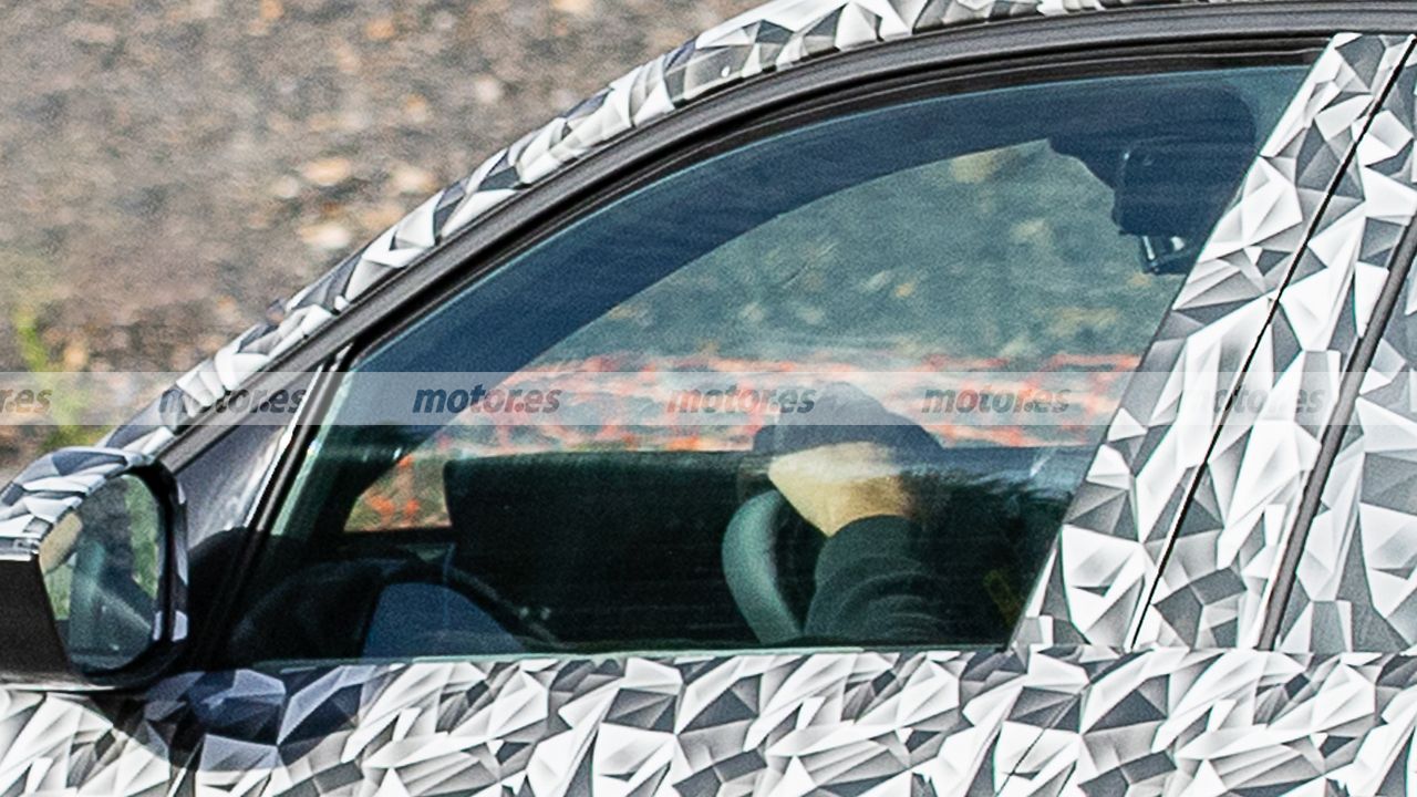 Peugeot E-208 2027 - foto espía interior