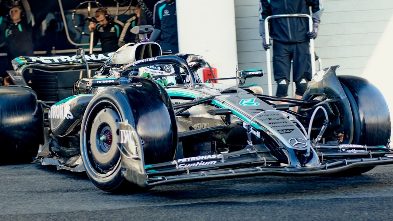 Un monoplaza de Mercedes F1 sale del garaje con neumáticos de prueba de Pirelli.