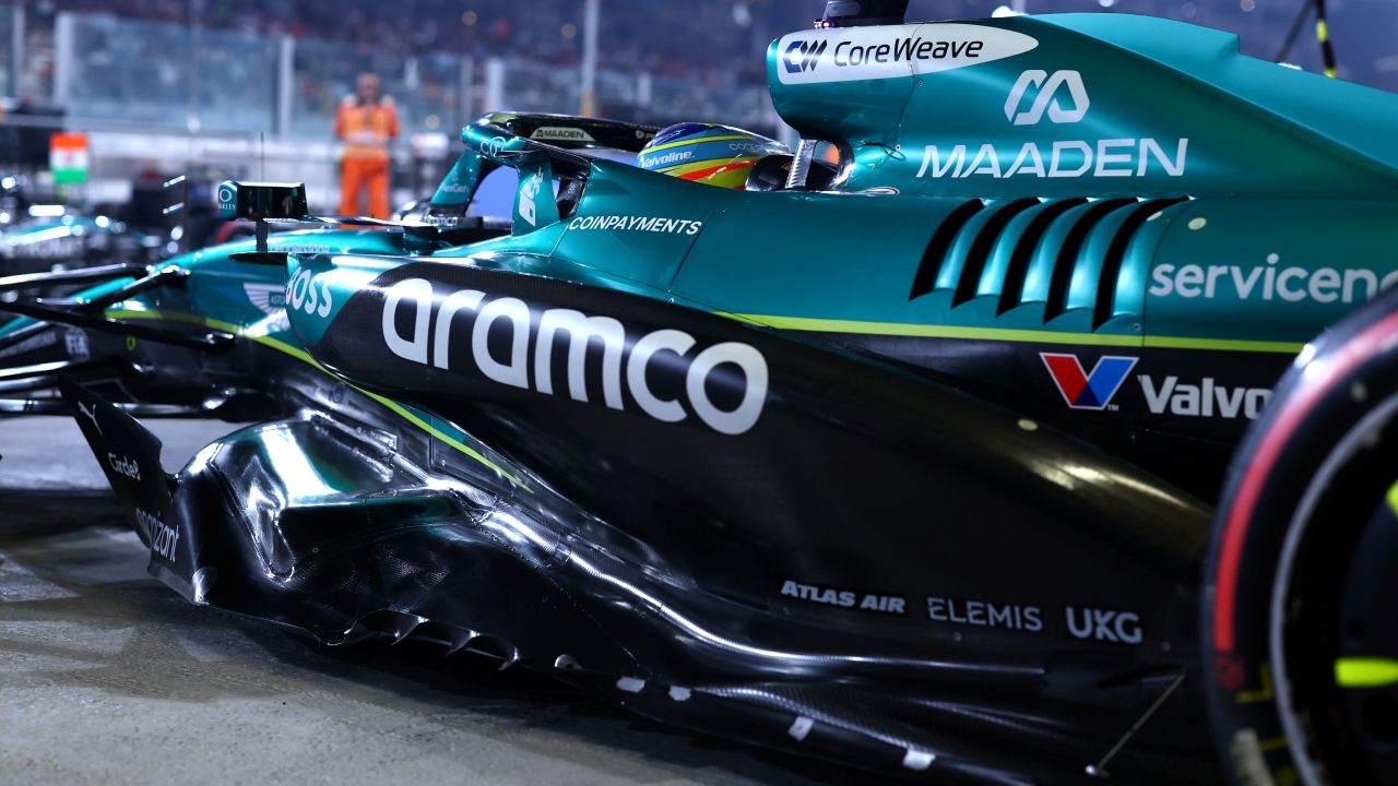 Monoplaza de Fórmula 1 de Aston Martin con publicidad de Aramco muy visible en su lateral.
