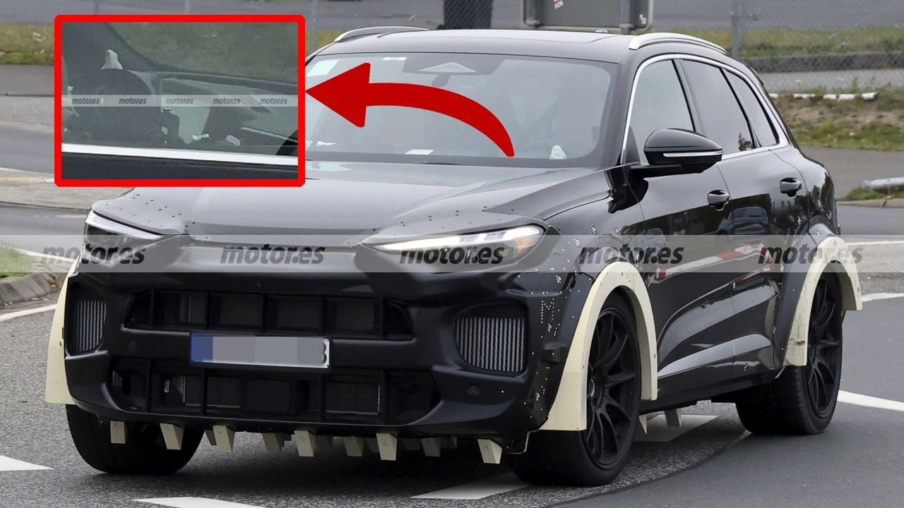 El SUV de Porsche que debe salvar al Macan de combustión en 2028 cambia por dentro y ya lo muestran estas fotos espía