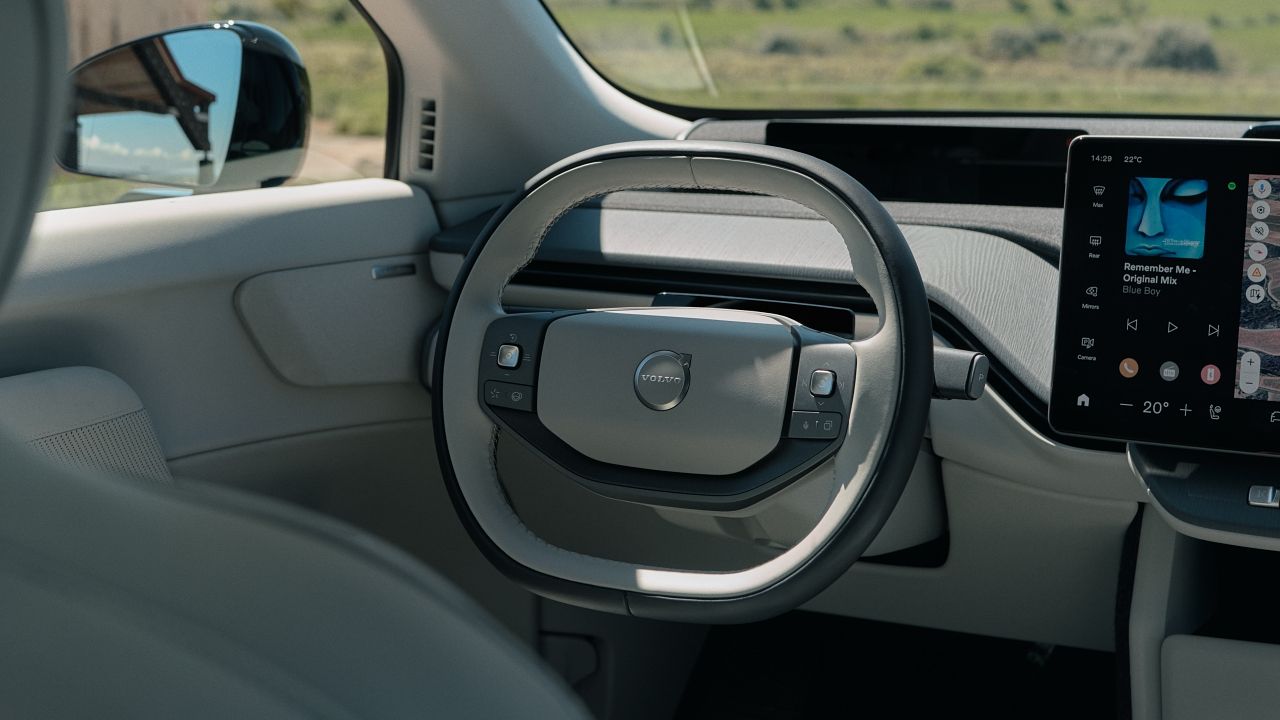 La forma del volante no me gusta nada en absoluto. No es del todo cómodo.
