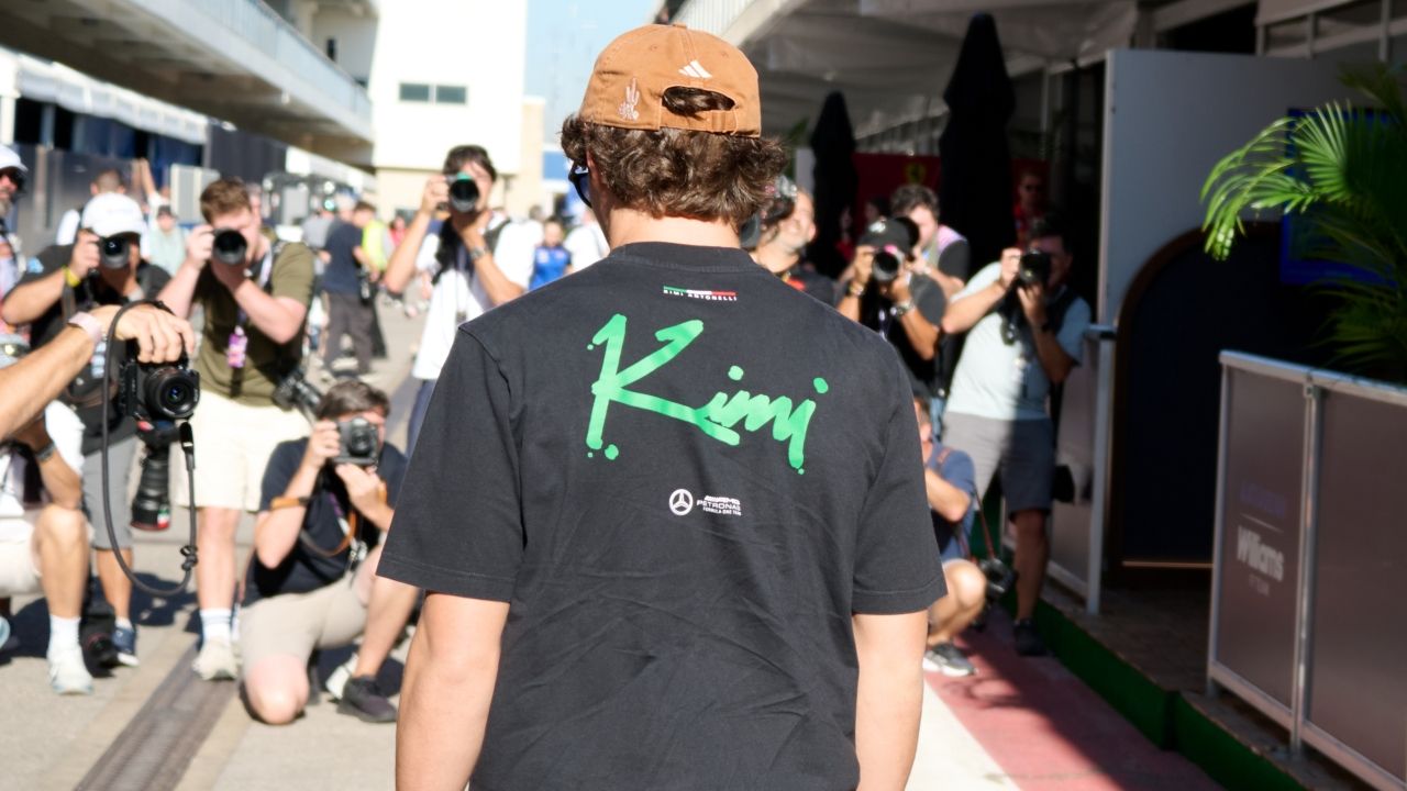 Kimi Antonelli camina por el paddock de Austin frente a una nube de fotógrafos.