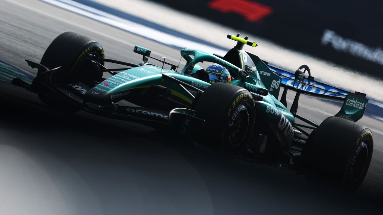 Mark Hughes, experto en F1: «Según los datos, con paridad de motor, Alonso podría haber hecho la pole en Sepang y Singapur»