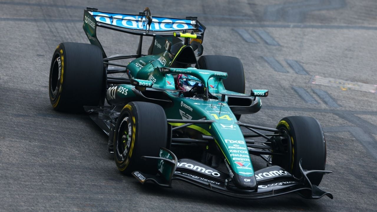 Fernando Alonso conduce un Aston Martin AMR26 de F1 en el circuito de Singapur.