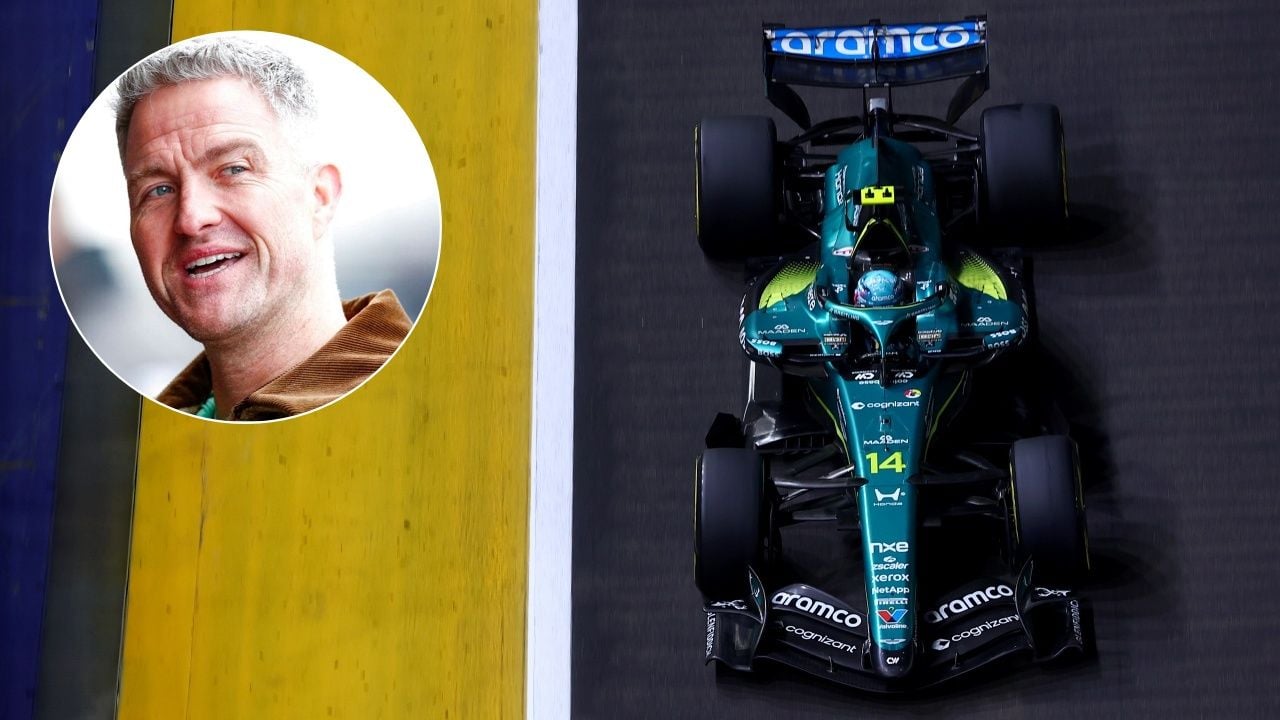 Fernando Alonso conduce el Aston Martin de F1 en Singapur, con el rostro de Ralf Schumacher en un círculo en la esquina superior izquierda.