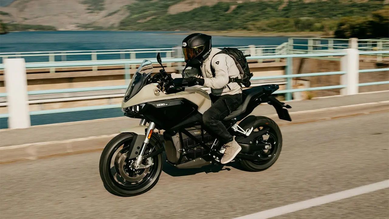 El récord de 436,5 km de esta moto eléctrica tiene letra pequeña: batería extra y con los Alpes a su favor