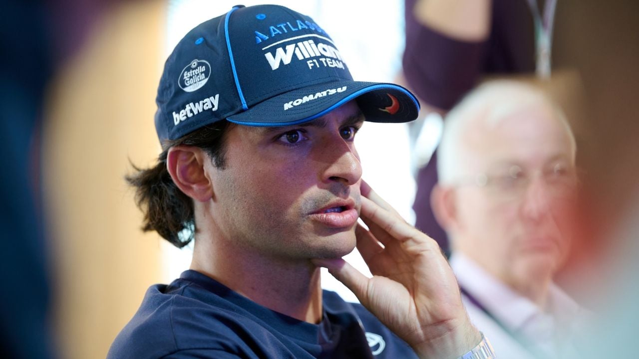 Carlos Sainz, con gorra de Williams, responde a los periodistas en el circuito de México.