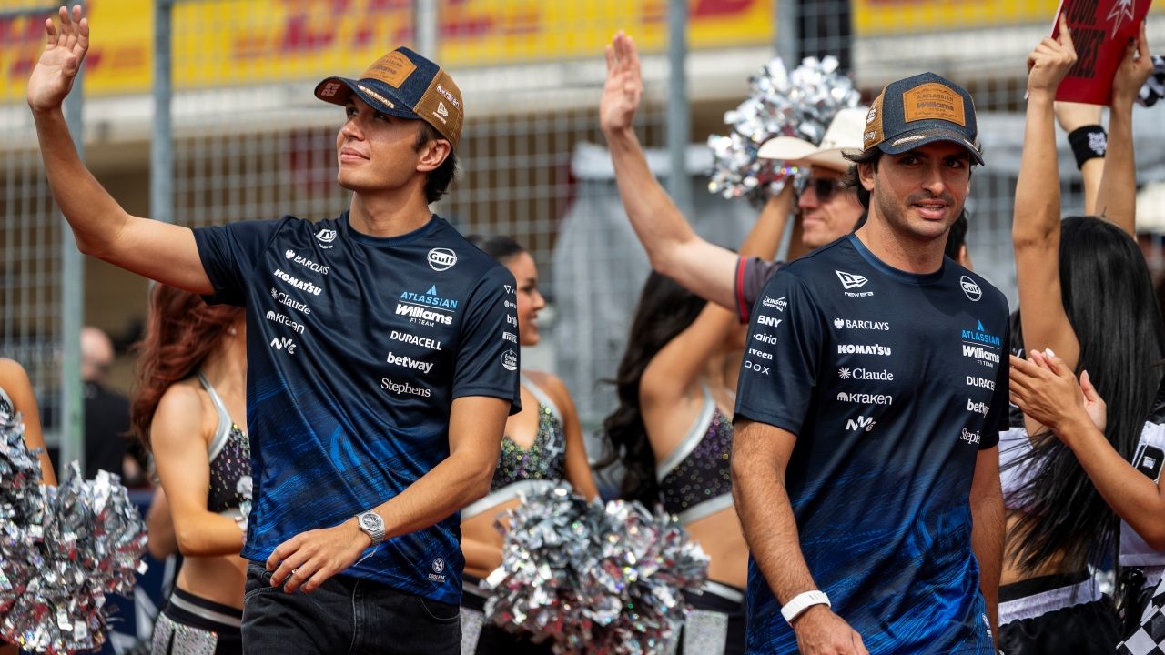 Alexander Albon (izquierda) y Carlos Sainz saludan a los aficionados en el circuito de Austin.