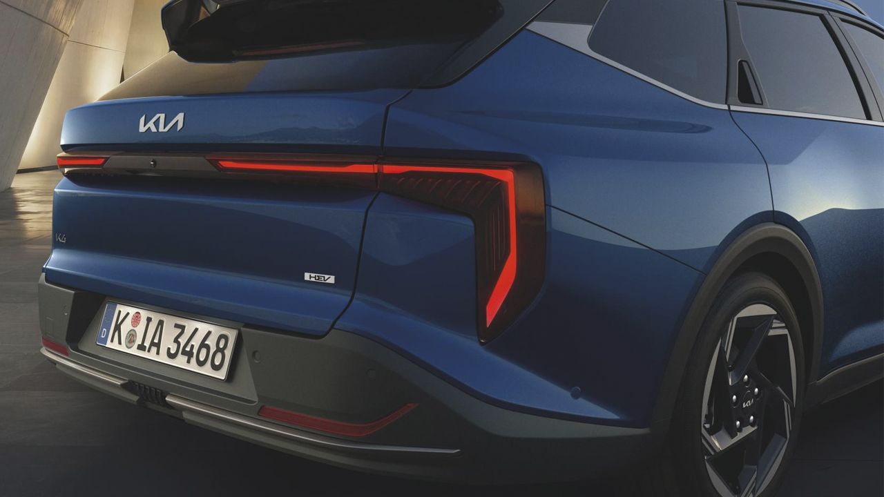 El KIA K4 Hybrid ya tiene precios en Europa y presume de algo que el nuevo Škoda Octavia híbrido ha perdido