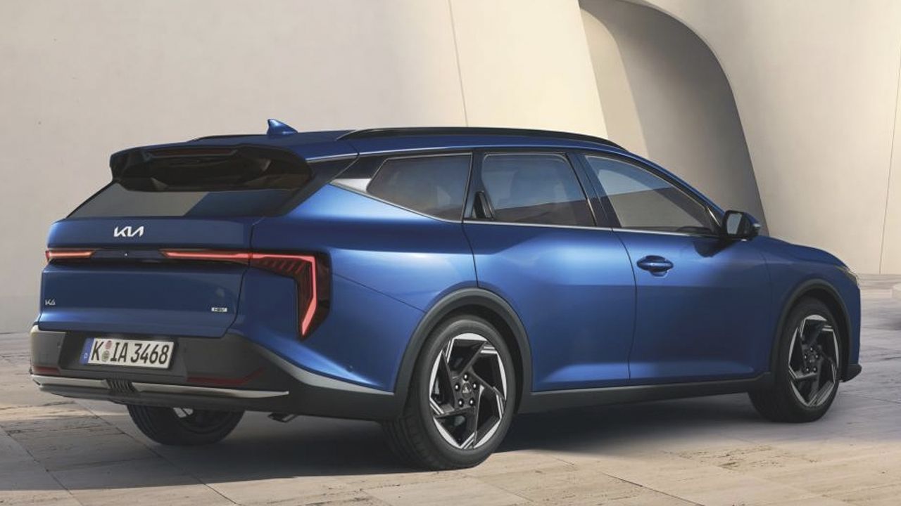 Vista 3/4 trasera del nuevo KIA K4 Sportwagon híbrido