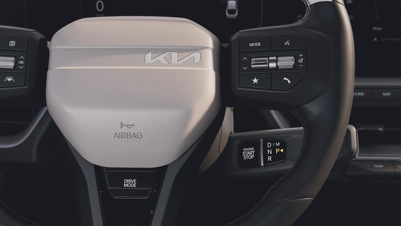 El volante del KIA K4 Híbrido cuenta con levas integradas