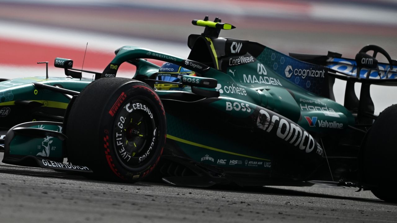 Fernando Alonso conduce el Aston Martin con daños visibles en la parte izquierda.