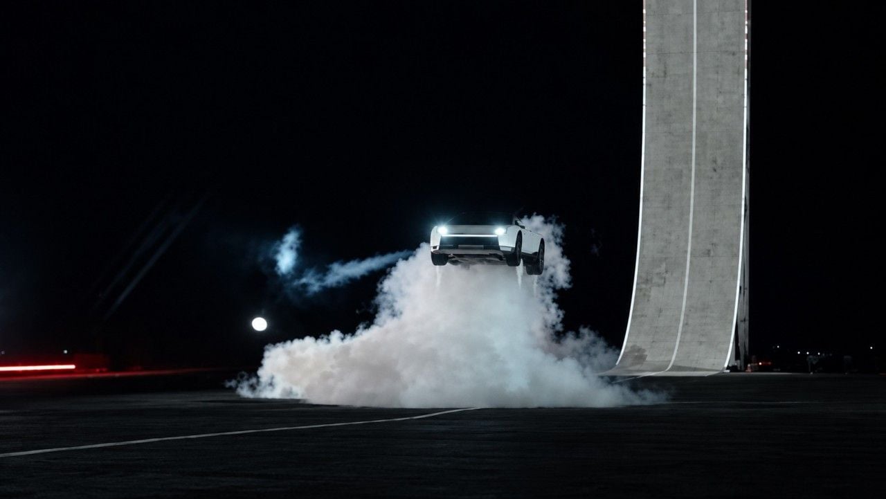 Elon Musk hace volar el Tesla Roadster y lo pone a circular boca abajo en su presentación