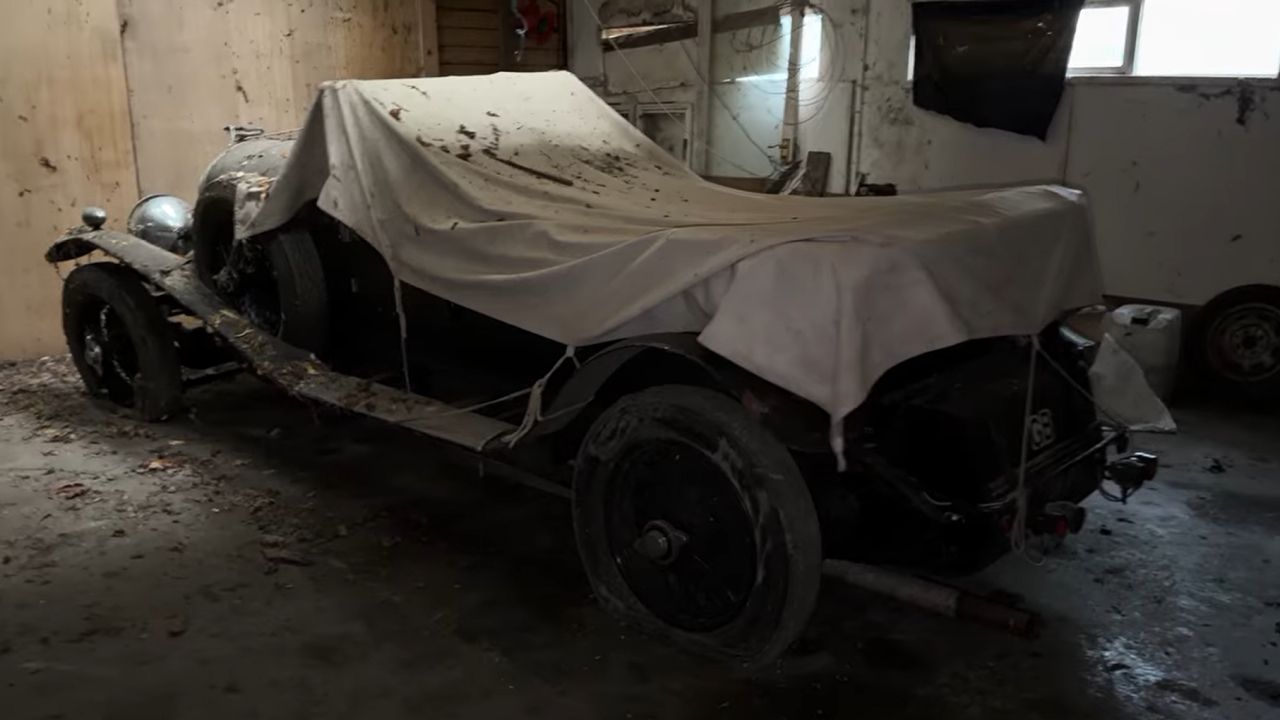 Un hombre entra en una propiedad abandonada y encuentra un Bentley de 1928 que podría valer más de un millón