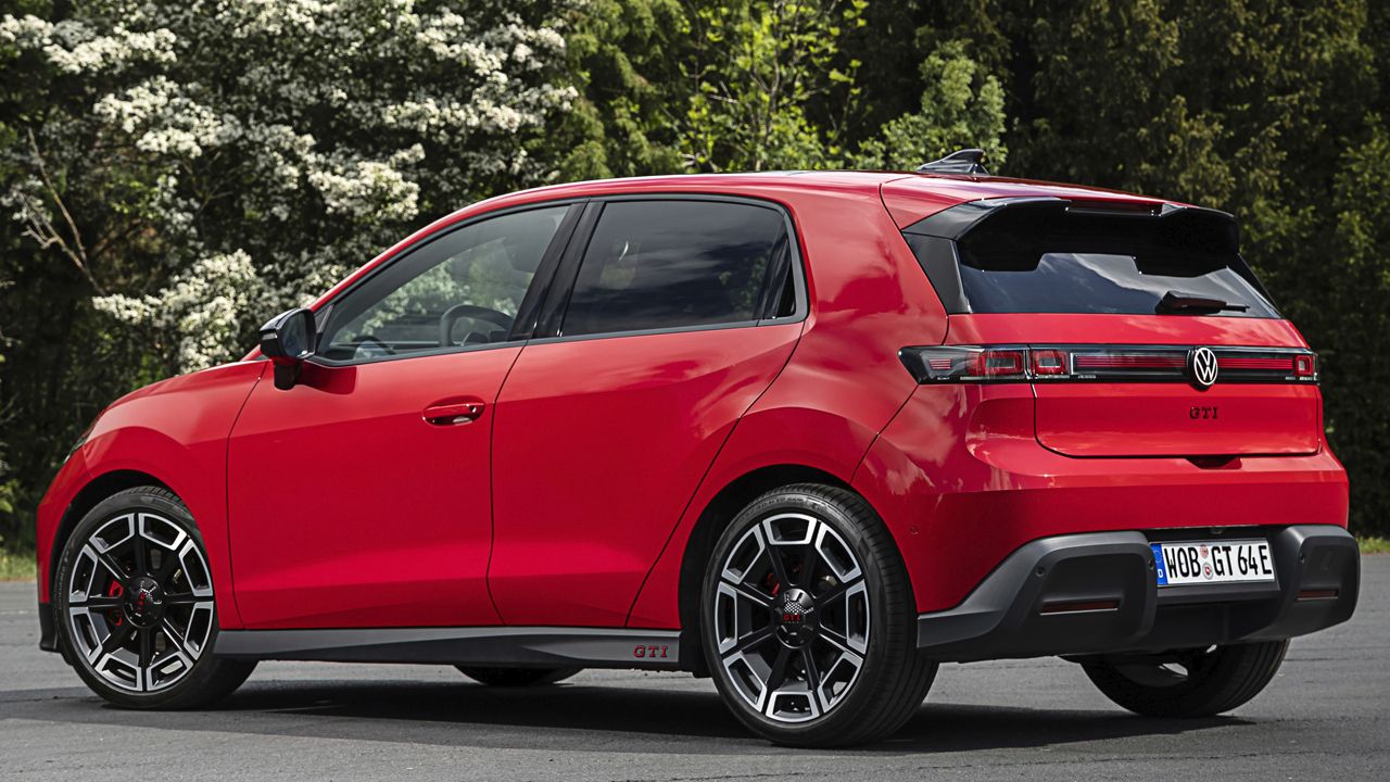 El Volkswagen ID. Polo GTI abre pedidos por casi 40.000 euros y el CUPRA Raval VZ le complica mucho las cosas