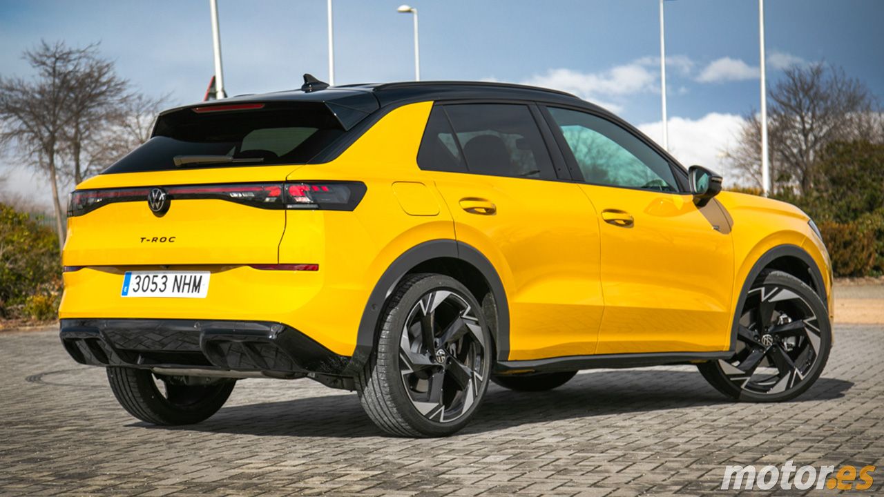 Vista trasera lateral del Volkswagen T-Roc en color amarillo y acabado R-Line
