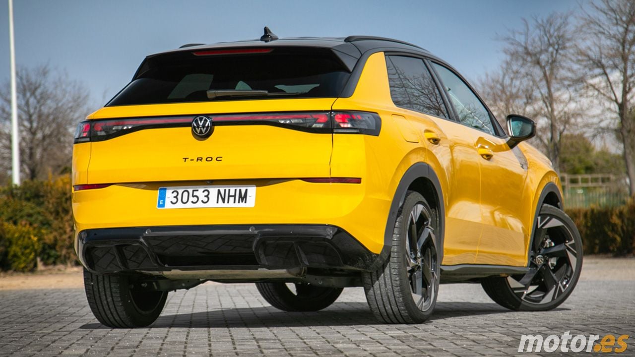 Vista posterior del Volkswagen T-Roc R-Line en color amarillo