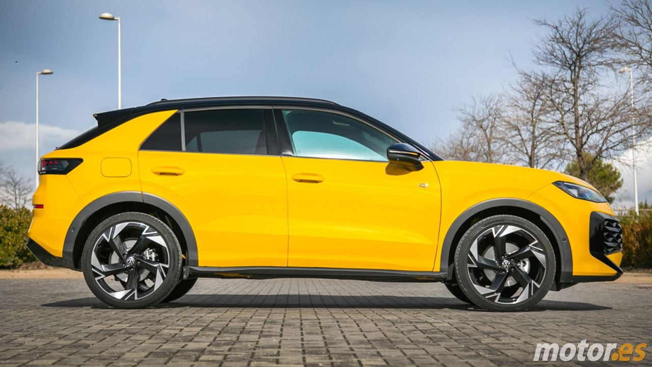 Vista lateral del Volkswagen T-Roc R-Line en color amarillo y con techo negro