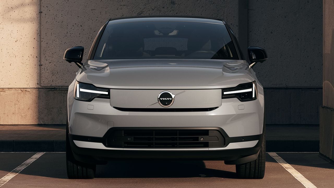 Vista frontal del nuevo Volvo EC40 con faros y paragolpes actualizados
