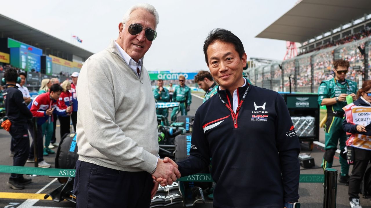 Lawrence Stroll, a la izquierda, estrecha la mano con Koji Watanabe minutos antes del comienzo del Gran Premio de Japón.