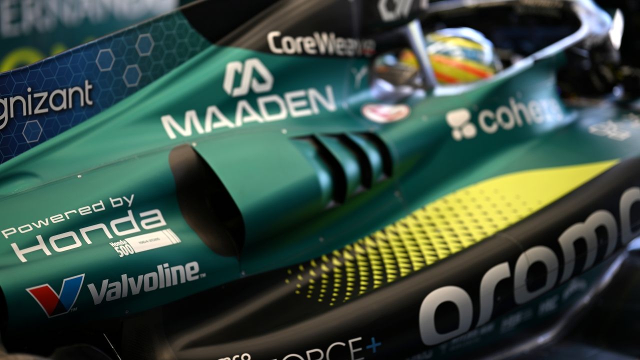 Un Aston Martin de F1, con el logo conmemorativo de los 500 grandes premios de Honda en la F1, en el garaje del equipo en Austin.