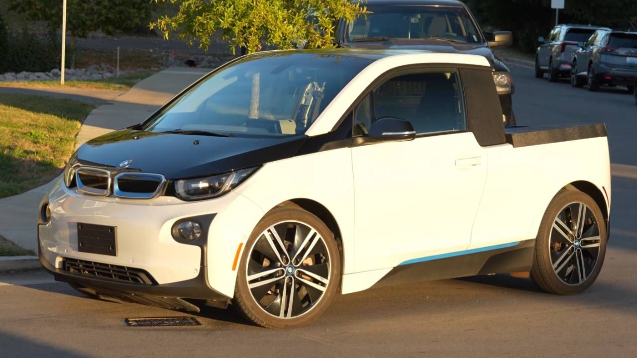 Un BMW i3, una sierra y 9.000 euros: así ha creado un youtuber su propio pick-up eléctrico