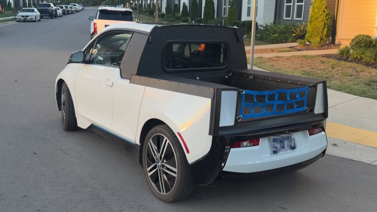 Vista lateral trasera del BMW i3 convertido en pick-up eléctrica