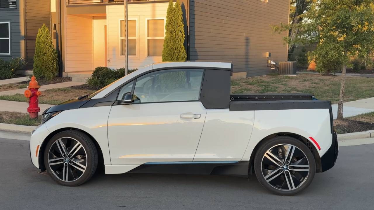 Vista de perfil del BMW i3 convertido en pick-up eléctrica