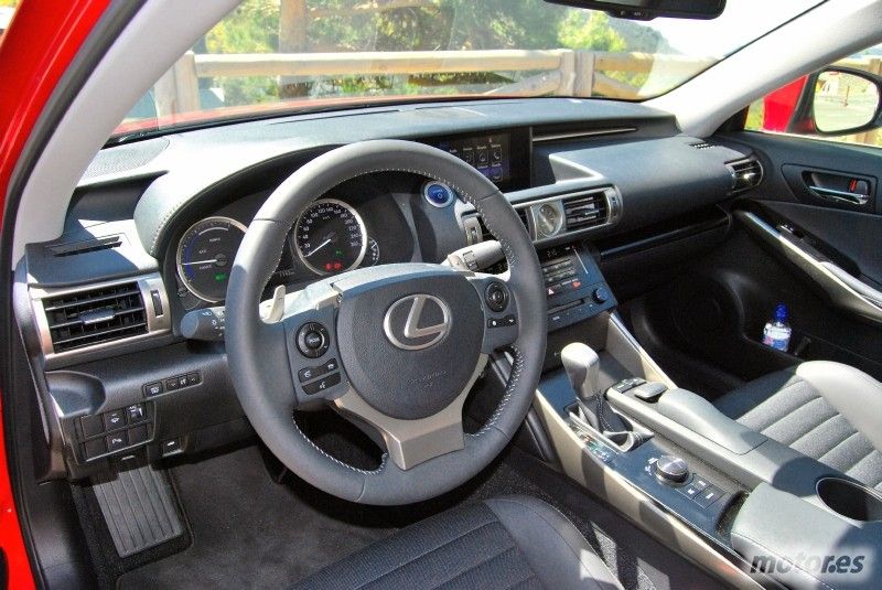 Lexus IS300h interior