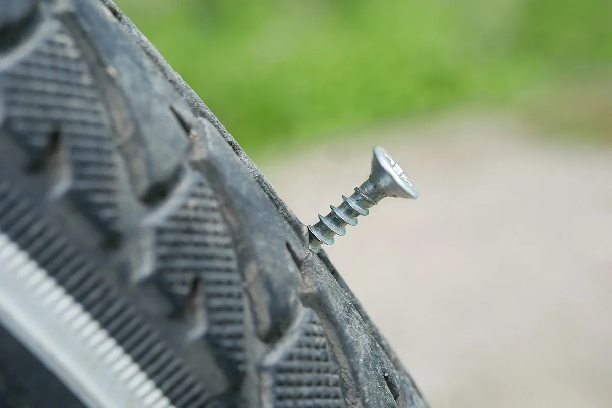 Cómo reparar tu rueda con un kit antipinchazos