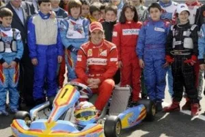 Alonso da las primeras vueltas a su circuito de karts ante 4000 personas