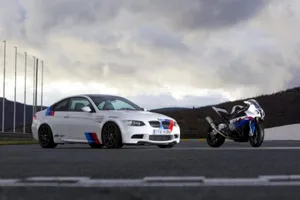 BMW M3 Vs BMW RS1000; cuatro y dos ruedas en un mano a mano