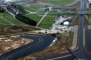 Damon Hill contento con las mejoras de Silverstone