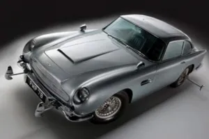 El Aston Martin de James Bond a subasta