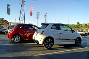 El Fiat 500c Abarth llega a Fiat Andalcar y se pasea por nuestra redacción.