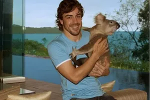 Fernando Alonso de relax en la isla de Hamilton