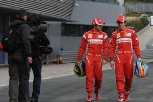 Ferrari se queda un día más en Jerez