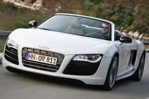 Iron Man 2 y su coche, un Audi R8 descapotable