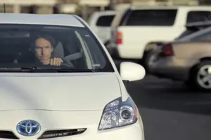 Steve Nash se enfrenta con su Toyota a una anciana