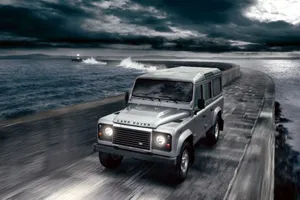 Nuevo Land Rover Defender con motor 2.2 diésel DPF y nuevos paquetes de opciones