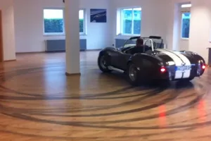 Redecorando la casa con un Shelby Cobra