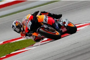 Pedrosa domina en Sepang y Márquez por los suelos