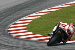 Simoncelli sufre una grave caída en Sepang. Se cancela la carrera de Moto GP