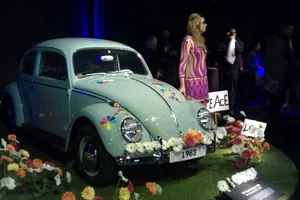 Volkswagen conmemora 66 años de 'Beetles' y reúne modelos históricos en Madrid