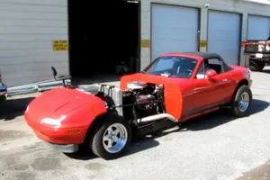 Bendita locura: Mazda MX-5 con motor V16