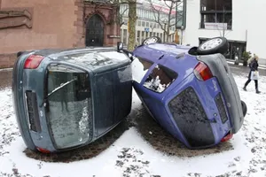 ¿Adivinas qué les ha pasado a estos coches?