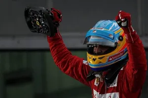Apoteósica victoria de Alonso en el caos de la lluvia y Checo segundo