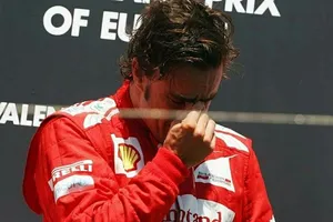 Fernando Alonso en Valencia: Emotiva victoria y todos le felicitan