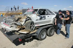 Un Mustang vuela y destroza un muro a su paso