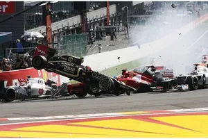 Button gana en Spa, y Grosjean acaba con Alonso y Hamilton en la primera curva